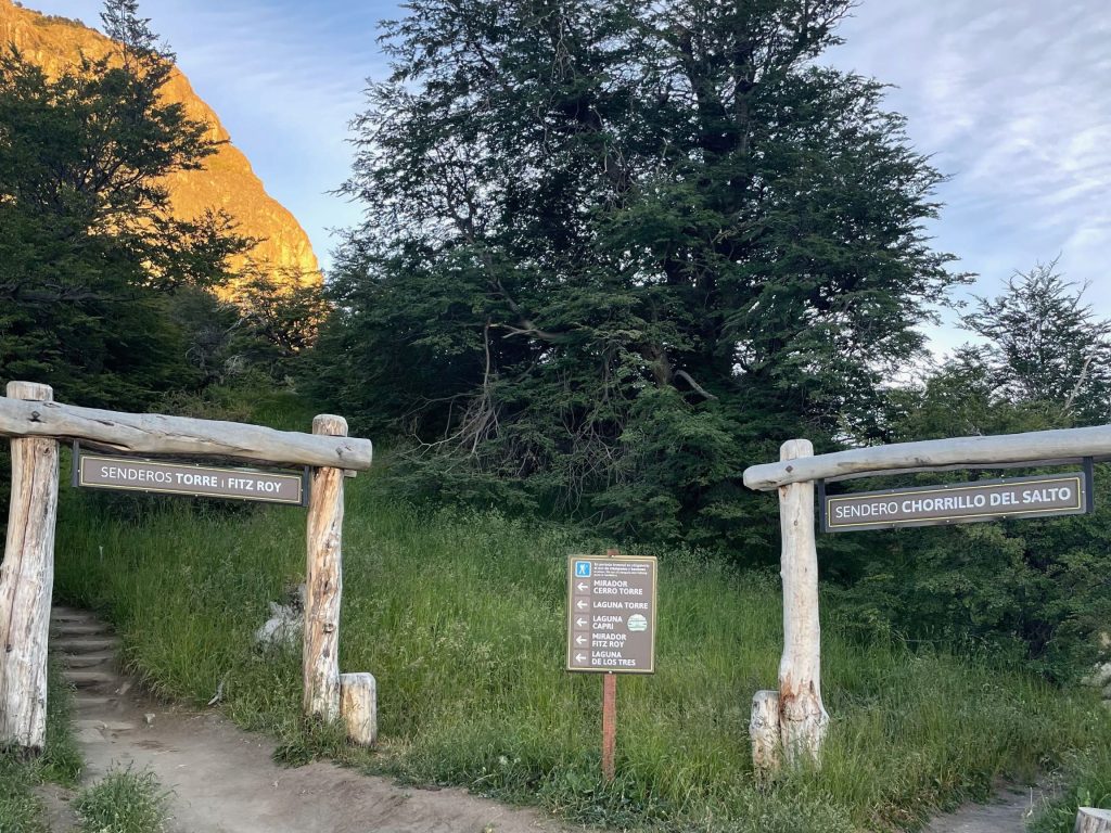 Trailhead sign of Laguna de Los Tres